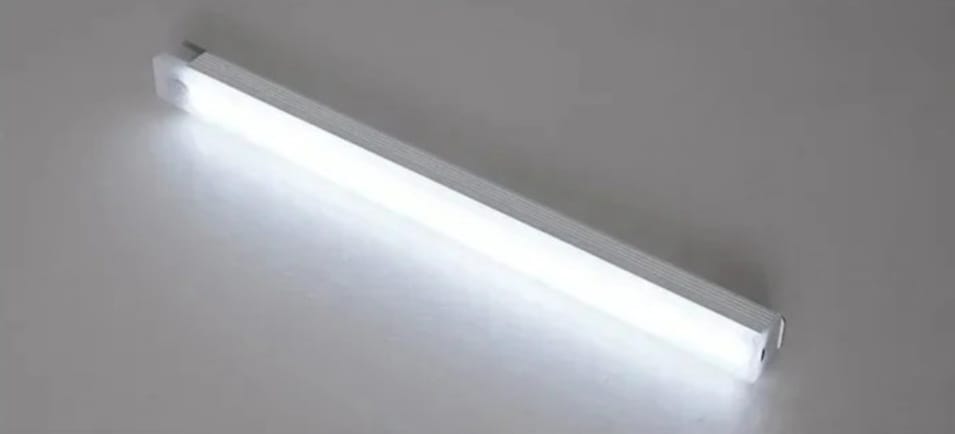 💡 Lámpara LED Recargable con Sensor PIR – Ilumina tu vida con inteligencia ⚡
